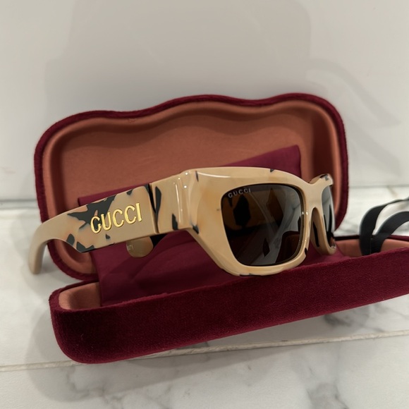 Gucci Spotted Havana Sunglasses - Picture 4 of 5